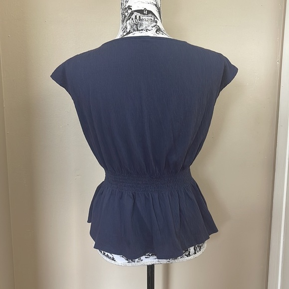 5/$15 Old navy top M - Picture 4 of 6